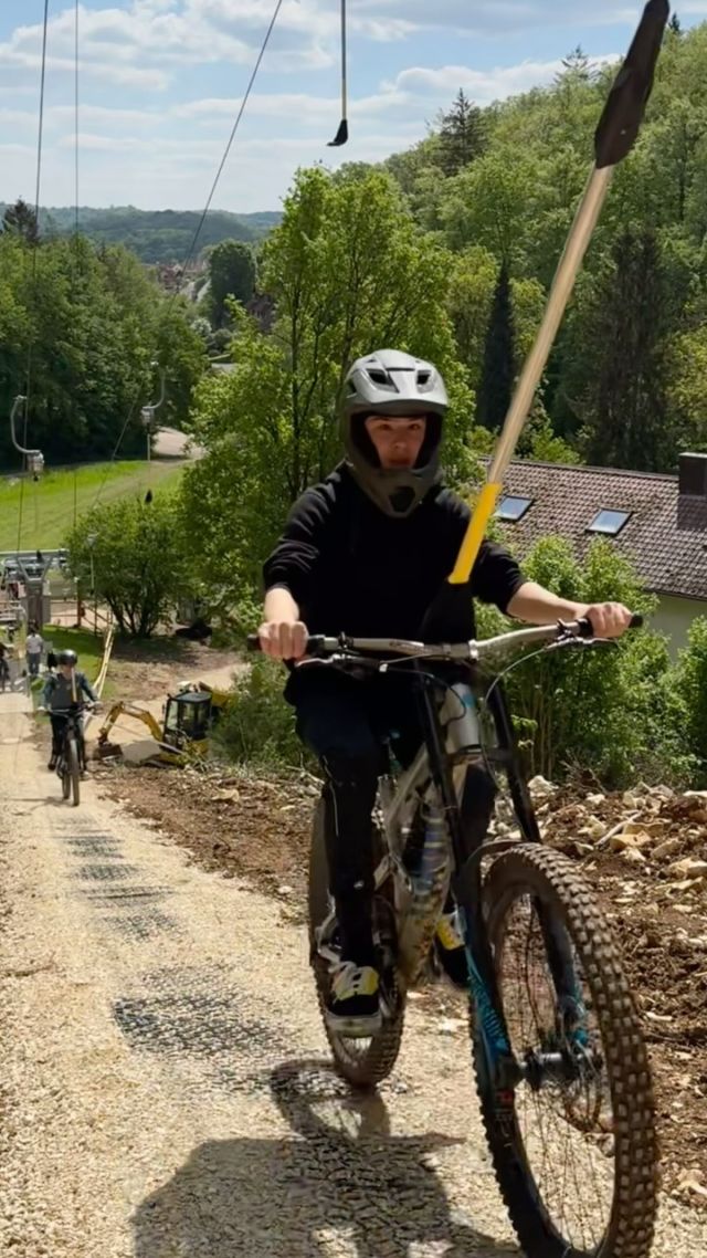 Am Samstag, den 5.4. um 10:30 Uhr fällt endlich der offizielle Startschuss in die Saison 2025! 🚀

Good to know: 
🌪️Ihr könnt eure Tickets jetzt online oder direkt vor Ort am Ticket-Automat kaufen! 🙃
🌪️die Trails sind alle frisch geshaped und überarbeitet und warten auf euch! @heumoederntrails 
🌪️ für das leibliche Wohl sorgt die @talstationheumoederntal 

➡️ Hinterlasst gerne eine Google-Bewertung für den Heumödernlift! 🔝

⚠️ Bitte denkt daran, die ausgewiesenen Parkplätze zu nutzen, um so die Anwohner zu schonen und das Miteinander zu fördern! 💛

Wir freuen uns auf eine grandiose Saison mit hoffentlich ganz vielen sonnigen Tagen! ☀️

🧡

#heumöderntrails #heumödernlift #doppelmayr #doppelmayrseilbahnen #seilbahnen #seilbahntechnik