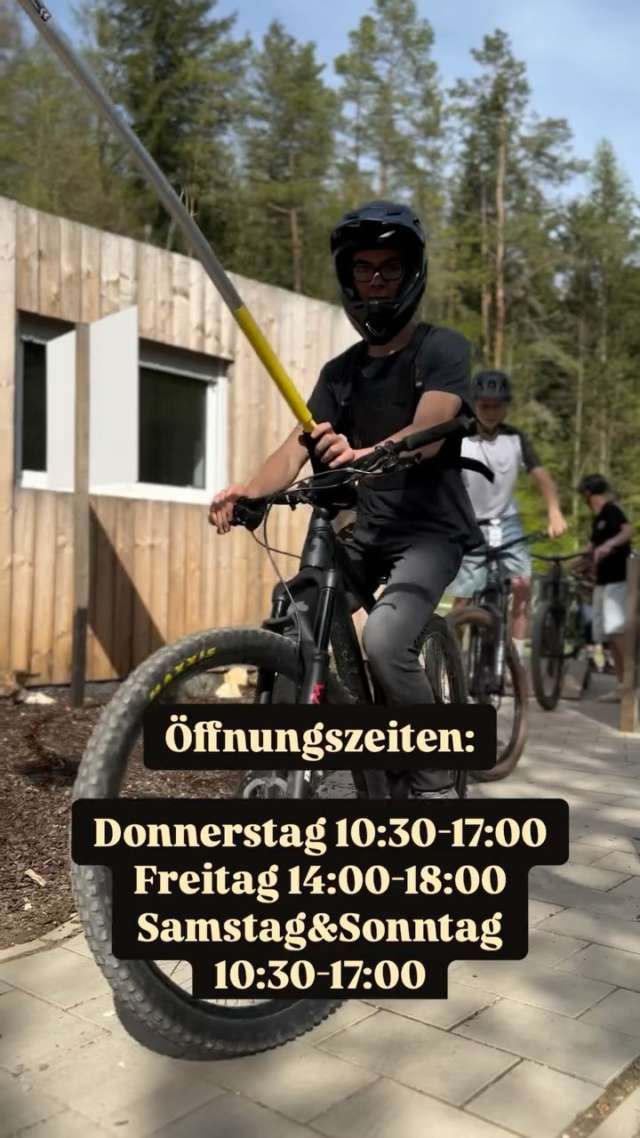 📣 Wir starten rein ins lange Wochenende! 🌷
Der Heumödernlift hat am 1.05. von 10:30-17:00 Uhr geöffnet, am 2.05. von 14:00-18:00 Uhr und am 3./4.05. von 10:30-17:00 Uhr. 
Das Wetter wird einfach fantastisch, also nicht lange fackeln und vorbei kommen! 
Wir sehen uns! 👀

#heumöderntrails #heumödernlift #seilbahntechnik #doppelmayrseilbahnen #seilbahn #doppelmayr #mtb #mtbtrails