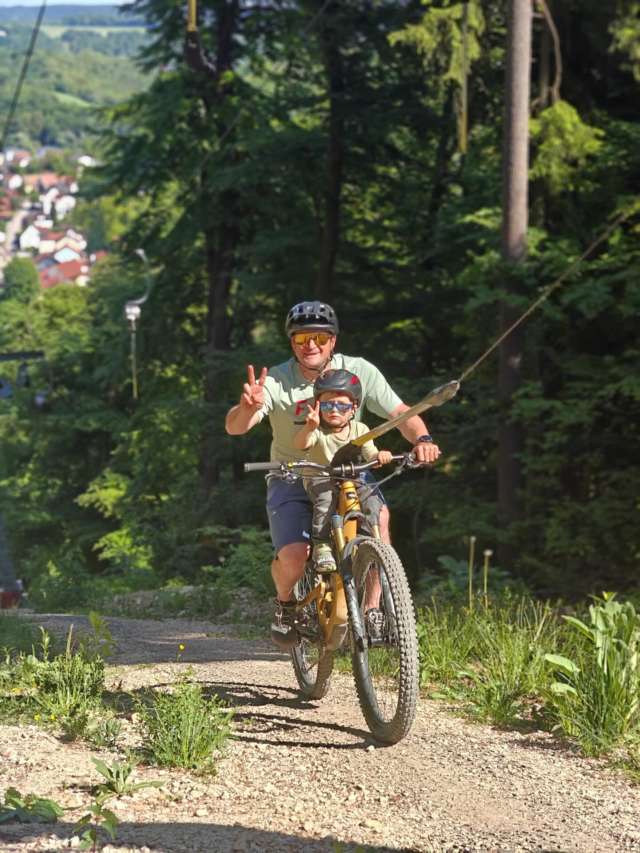 Mit dem Shotgun-Sitz easy den Heumödernlift nutzen? Kein Problem! ✌🏼🤗
Auch die Kleinsten können mitfahren und Spaß haben – ganz entspannt rauf auf den Berg!🔝
Unser Lift-Team ist jederzeit für euch da und hilft gerne beim Ein- und Aussteigen. 🫶🏼

#heumöderntrails #heumödernlift #heumöderntal #easyloop #seilbahn #seilbahntechnik #kids #viral #sport